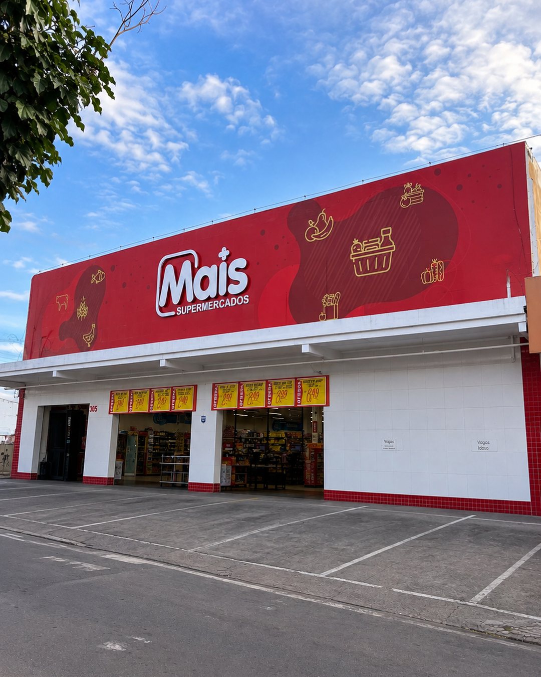 Fachada vermelha do Mais Supermercados com logo em destaque, feita pela Tech