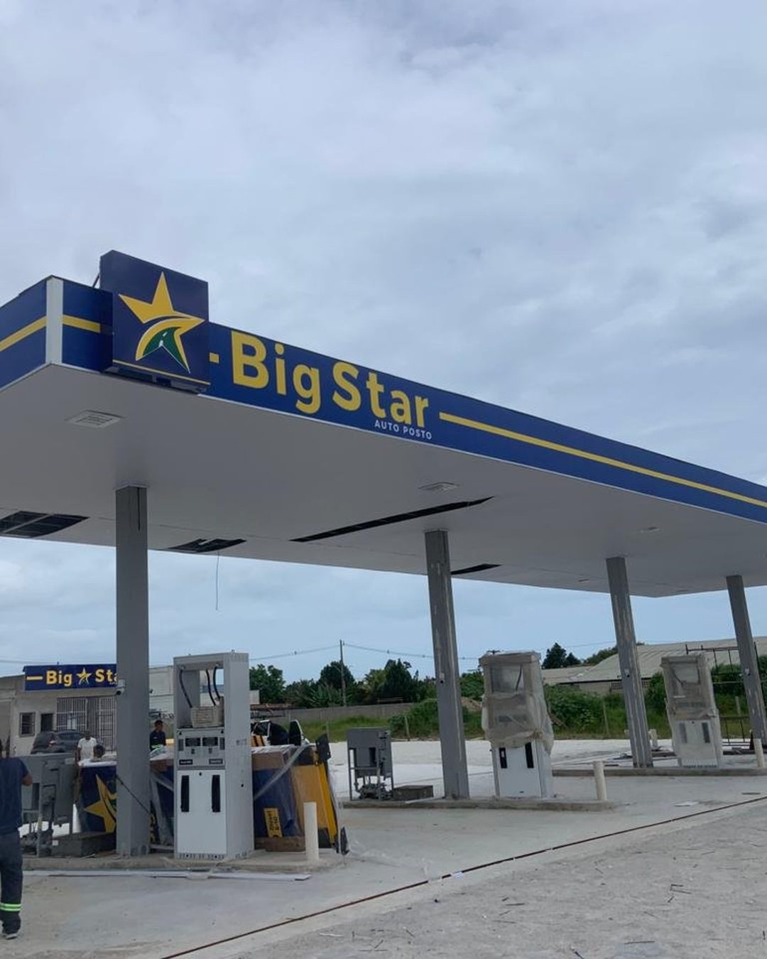 Posto Big Star com cobertura, testeira e bombas identificadas pela Tech