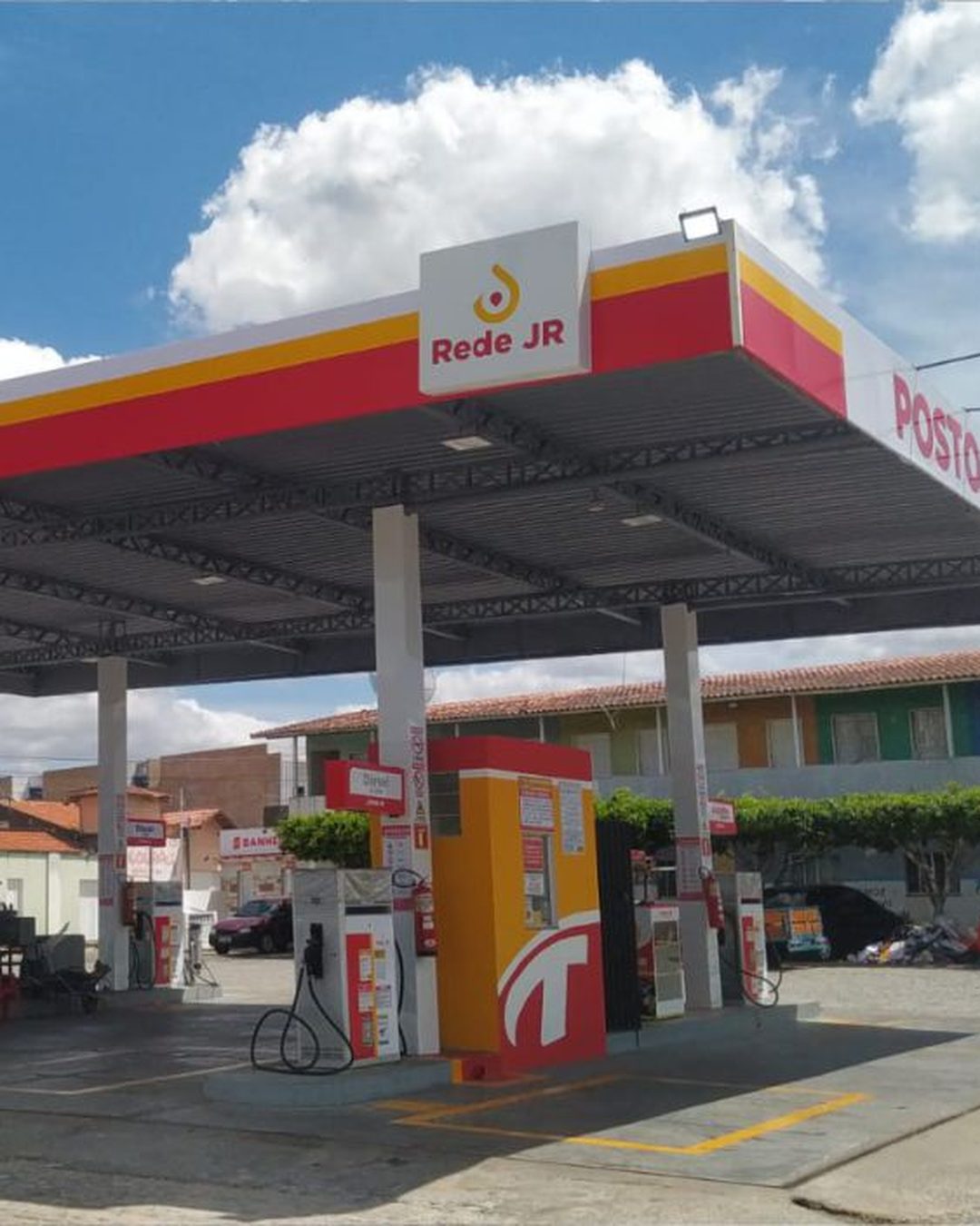 Posto Rede JR com cobertura, testeira e bombas identificadas