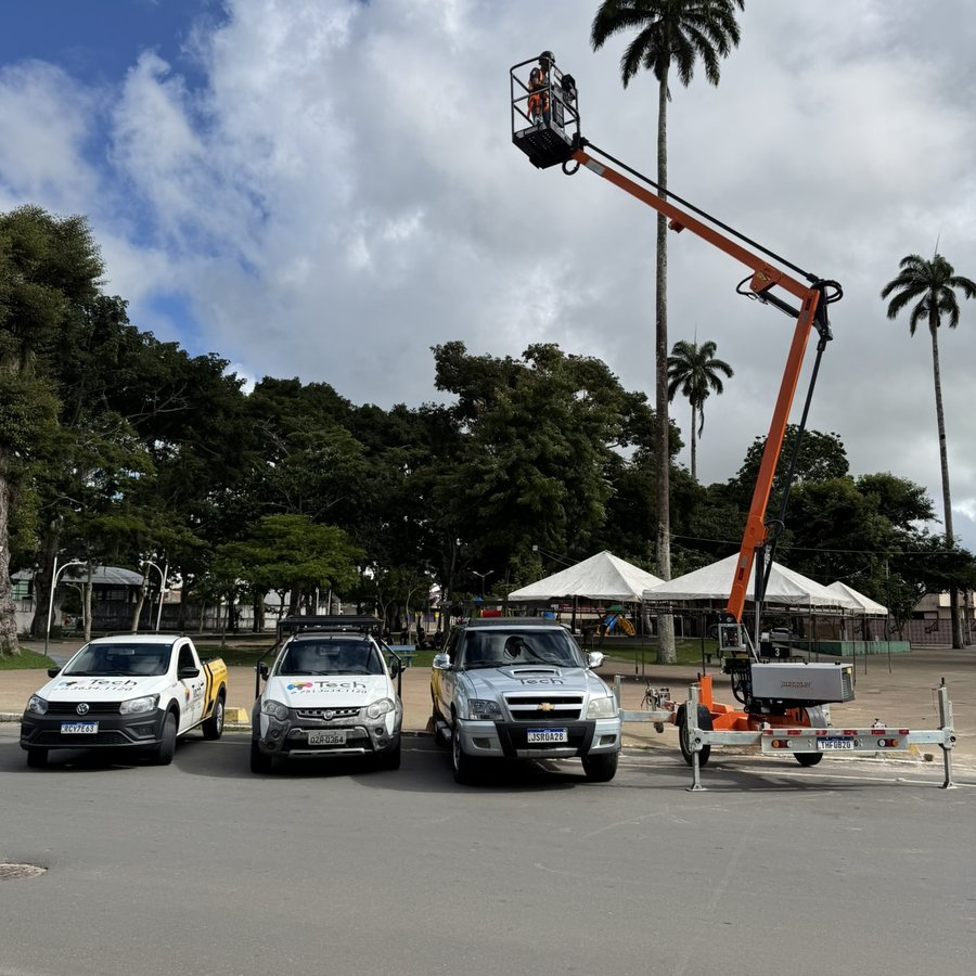 Plataforma elevatória da Tech erguida ao lado dos carros da frota própria