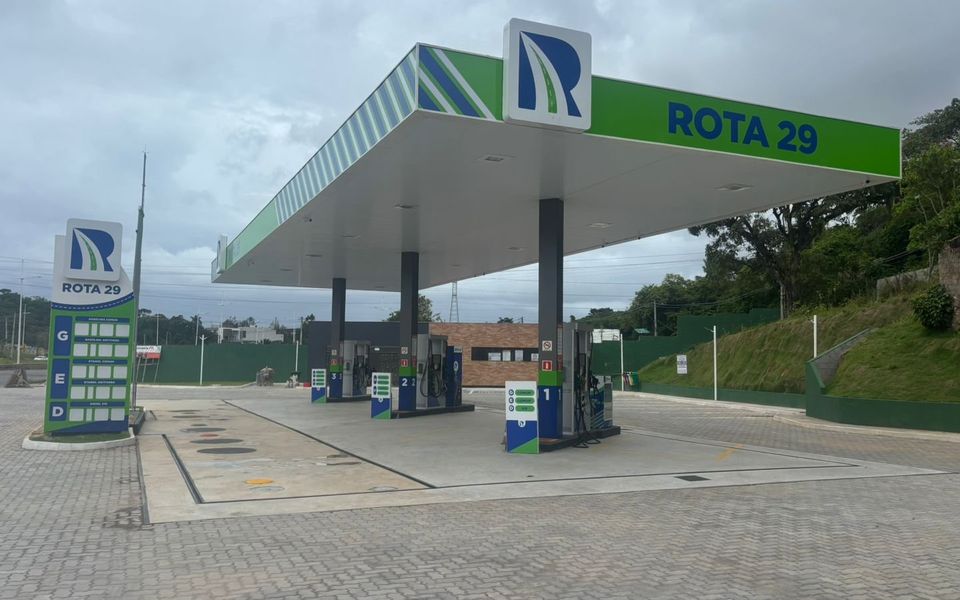 Posto Rota 29 com cobertura, totem de preços e bombas identificadas pela Tech