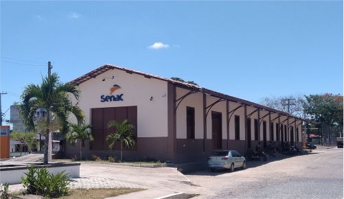 Prédio ligado à antiga área ferroviária de Amargosa, atualmente utilizado pelo SENAC, em foto de 2023