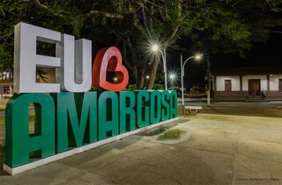 Monumento 'Eu Amo Amargosa' na Praça do Bosque à noite