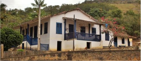 Fachada da antiga Fazenda Pedro Calmon, símbolo da economia cafeeira em Amargosa