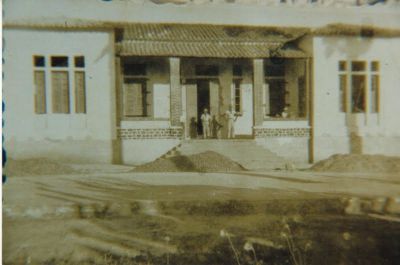 Imagem histórica da fachada da Lira Carlos Gomes, prédio que hoje abriga a Loja Maçônica Luz e Fraternidade Amargoense