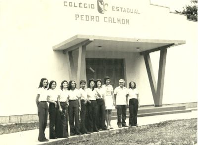 Diretor Nilson Lomanto e seus alunos no início da década de 80