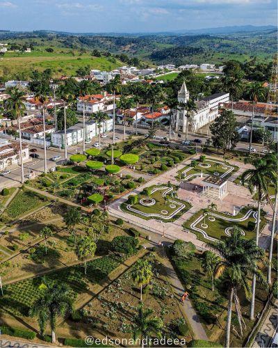 Vista panorâmica de Amargosa, destacando sua ocupação urbana e rural integrada ao meio natural. [Foto: Edson Andrade]