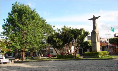 Praça Iraci Silva com monumento Cristo Redentor em Amargosa