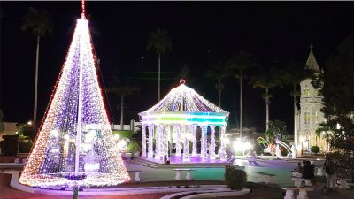 Detalhes do paisagismo e coreto da Praça Lourival Monte