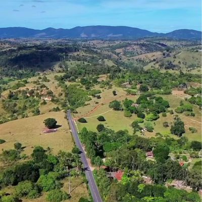 Vista aérea do relevo ondulado de Amargosa e seus maciços montanhosos