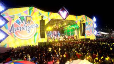 Palco principal do São João de Amargosa com decoração típica