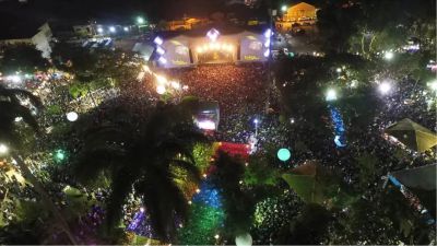 Multidão prestigiando o São João de Amargosa na Praça do Bosque