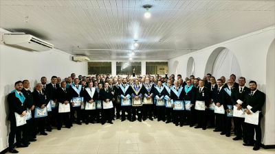 Foto dos irmãos da Loja Maçônica Luz e Fraternidade Amargoense nº 58 durante sessão magna, evidenciando a união e tradição da instituição