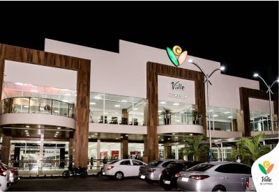 Vista noturna da fachada principal do Valle Shopping em Amargosa