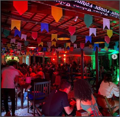 Ambiente interno do Volupe com música e decoração típica