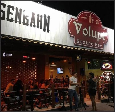 Fachada do Volupe Gastrobar à noite