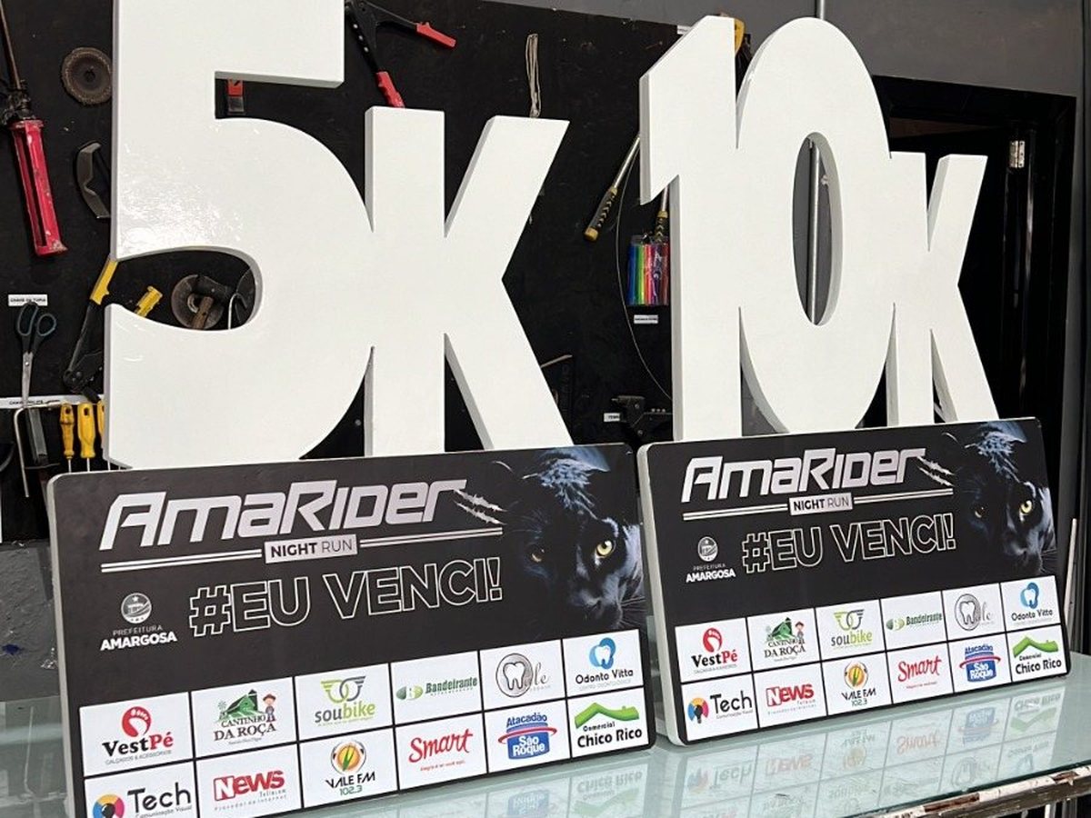 Troféus e placas de homenagem